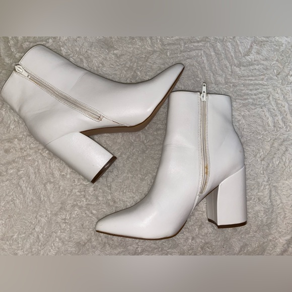 White, pointed toe booties. - Picture 4 of 7
